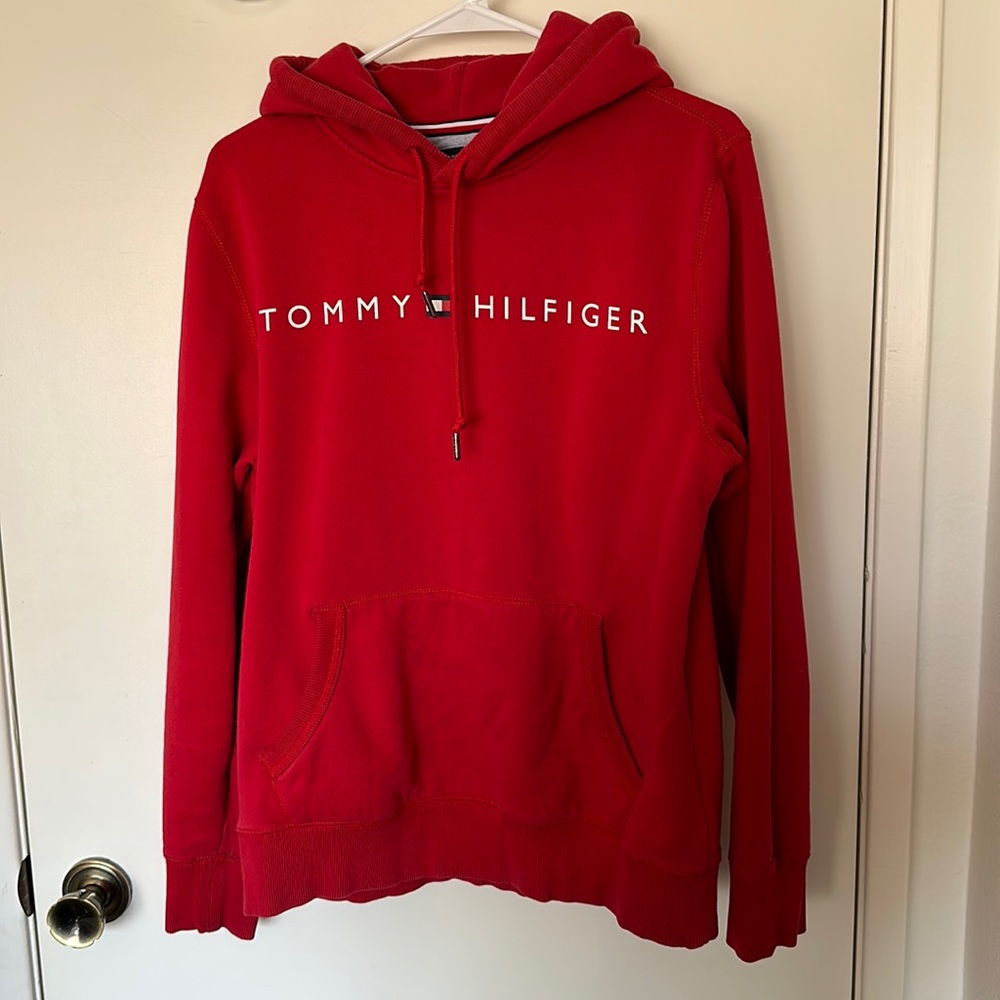 Tommy Hilfiger classic men’s red pullover hoodie in size M, kangaroo pocket
